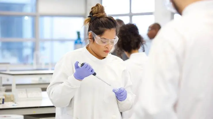 Veterinary Sciences fdn student in lab