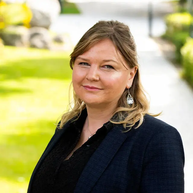 Headshot of Dr Heather Bacon OBE