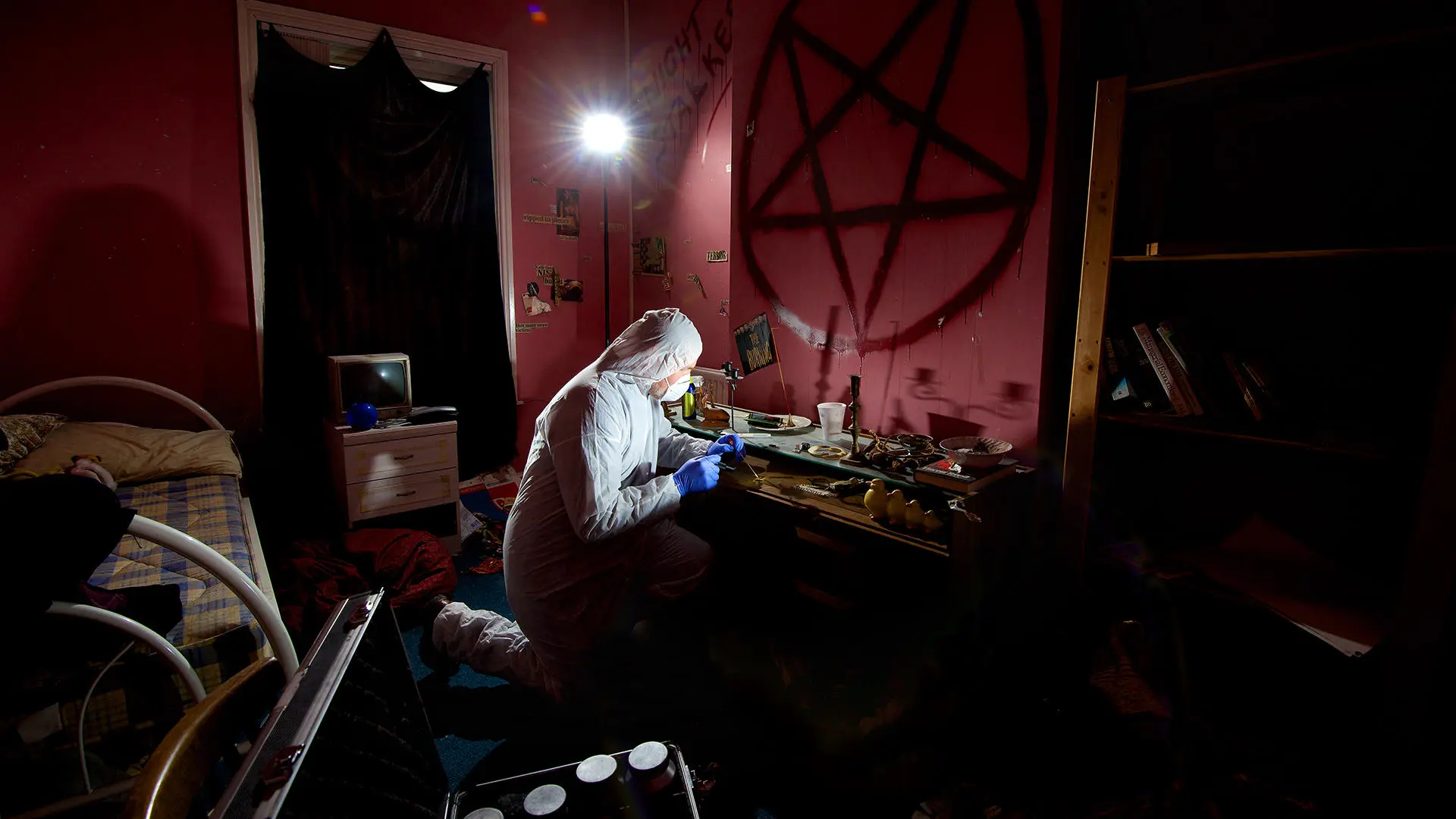 21548 - Investigating in the Crime Scene House
