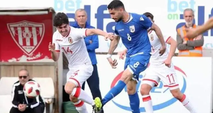 Patrick (14) up against Michalis Charalambous of APOEL (on loan at Varzim S.C.)